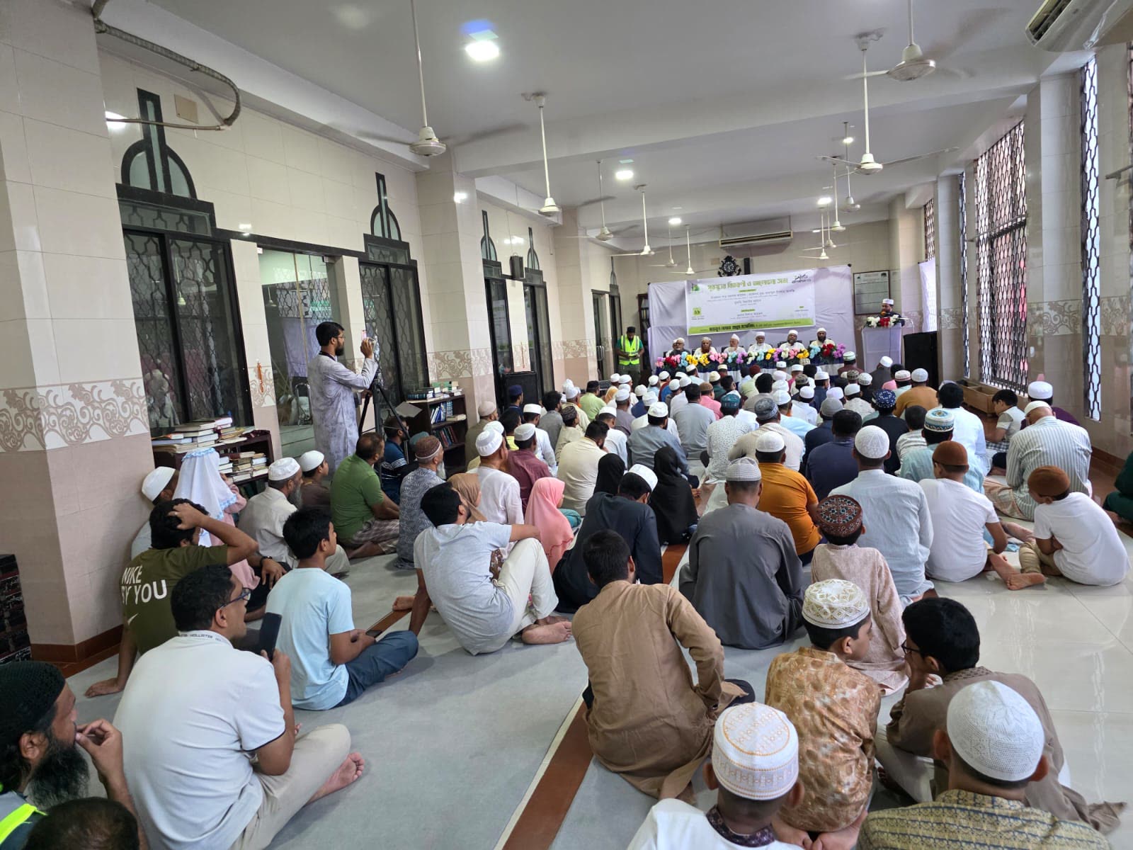 পুরস্কার বিতরণী অনুষ্ঠানে পূর্ণ মিলনায়তন