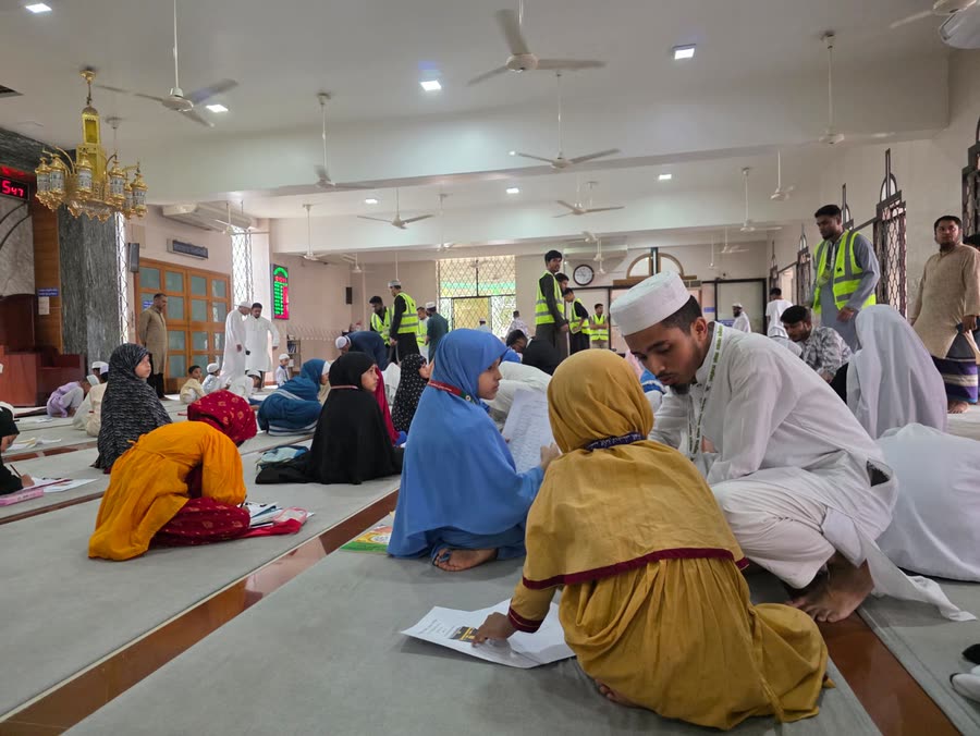 স্বেচ্ছাসেবক প্রতিযোগীদের সহায়তা করছেন